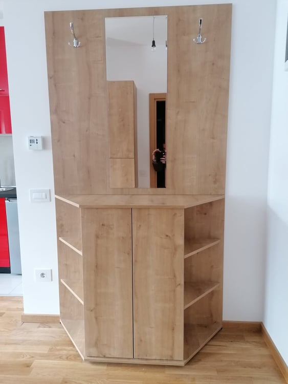 Cipelar sa vešalicama i ogledalom