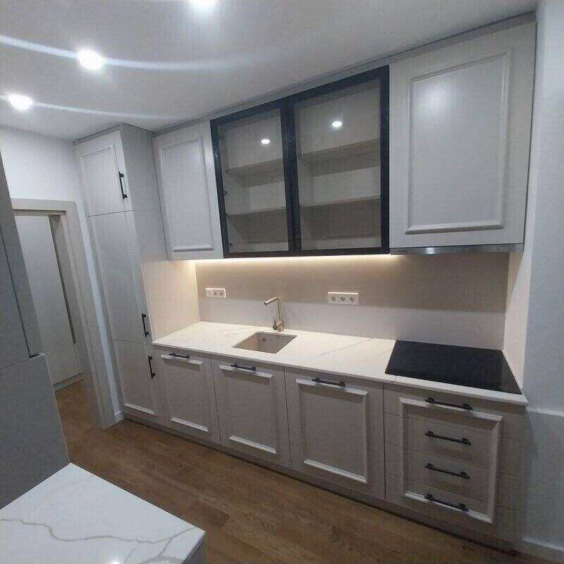 Kuhinja sa sudoperom,visećom vitrinom i ugradnim elementima