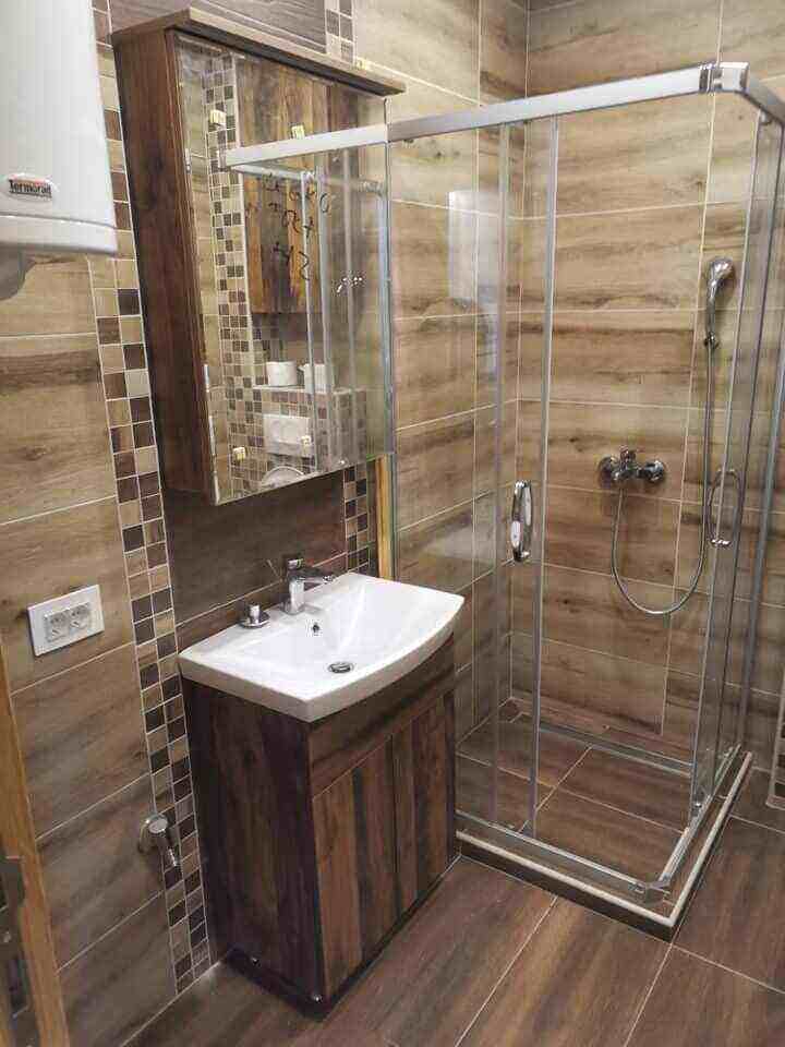 Tuš kabina,ograđeni lavabo i zidni orman