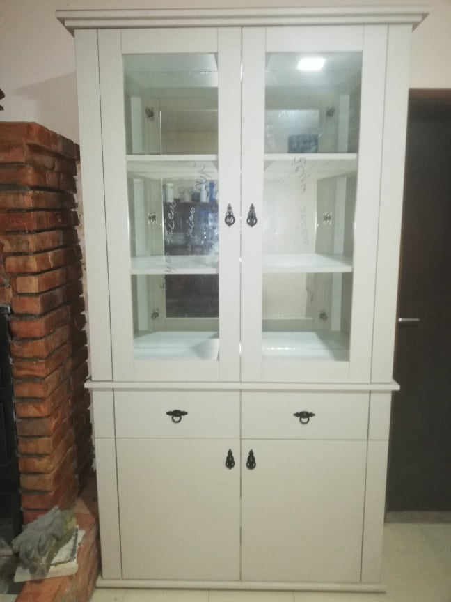 Beli orman sa staklenim vitrinama
