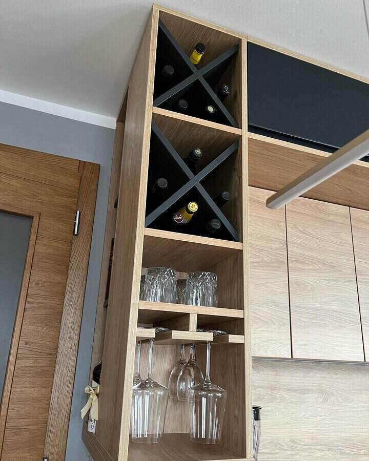 Orman sa policama za vinske flaše i čaše