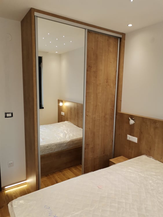 Plakar sa ogledalom pored kreveta