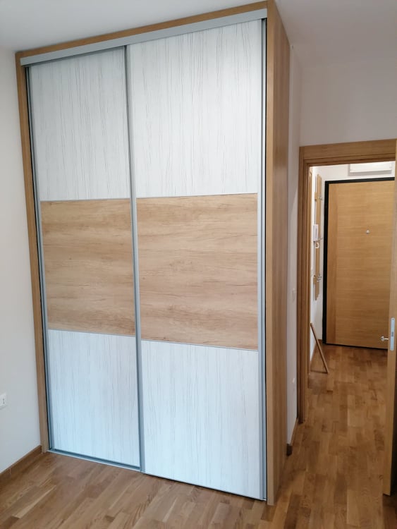 Američki plakar u hodniku